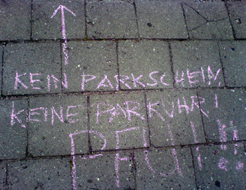 Botschaft aus Kreide auf dem Gehweg in Rostock