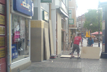 Schaufenster werden vor der G8-Demo verrammelt