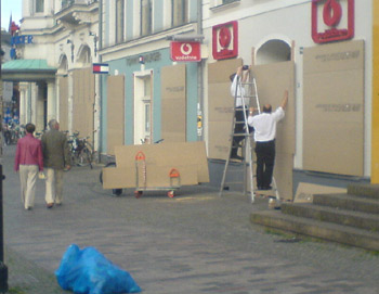 Kröpeliner Straße Rostock: Arbeiter verrammeln Schaufenster