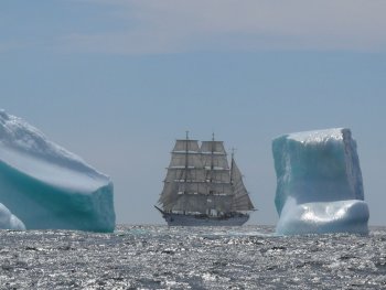 Gorch Fock vor Eisbergen