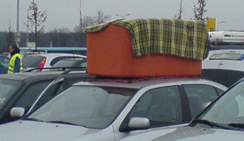 Ikea-Sofa auf dem Autodach