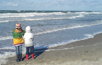 Schauspiel für Groß und Klein: Wellen rauschen an den Strand von Warnemünde