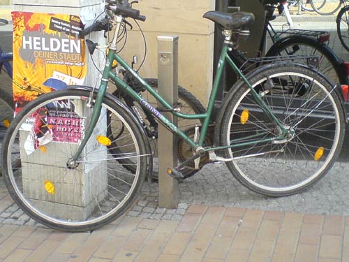 Und noch ein Fahrrad, an einem halbhohen Pfosten angeschlossen