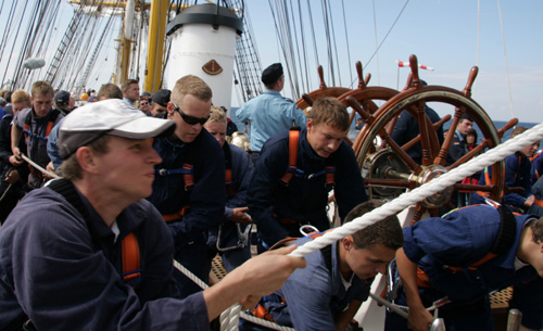 Marinesoldaten bei Segel Reffen auf der Gorch Fock