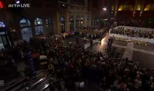 Opernszene aus dem Hauptbahnhof von Zürich, live auf Arte, TV-Screenshot