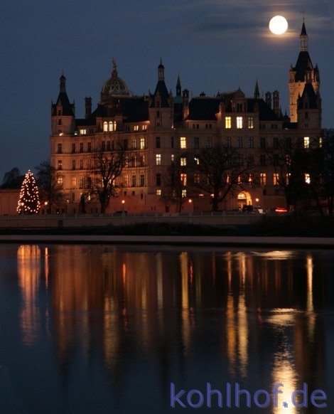 Blickfang auf dem Weg in den Feierabend: Der volle Mond über dem Schweriner Schloss. Foto: Christian Kohlhof