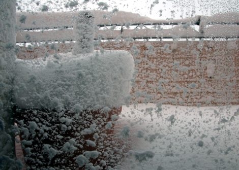 neuschnee_auf_balkon