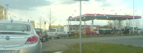 Warteschlange_Tankstelle