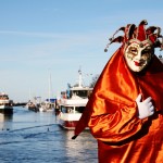 Harlekin auf der Drehbrücke in Warnemünde