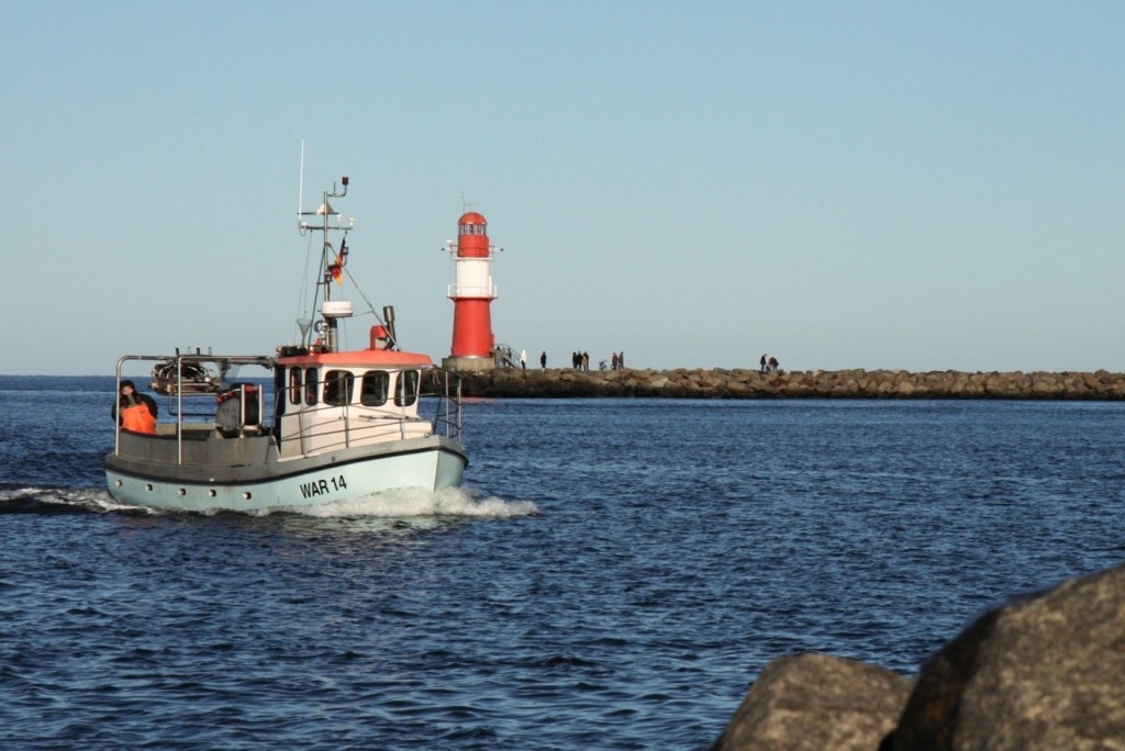 Kleiner Fischkutter läuft in Warnemünde ein