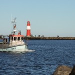 Kleiner Fischkutter läuft in Warnemünde ein