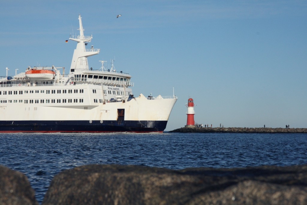 Fährschiff passiert Nordermole Warnemünde