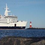 Fährschiff passiert Nordermole Warnemünde