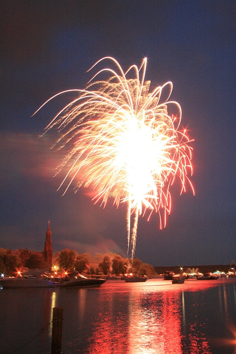 Und zum Volksfest gehört auch das Feuerwerk am Freitag, zu dem auch zahllose...