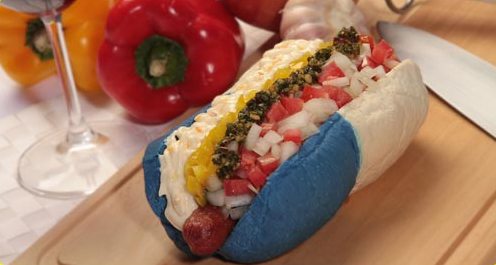 Hotdog in blau-weißem Brot