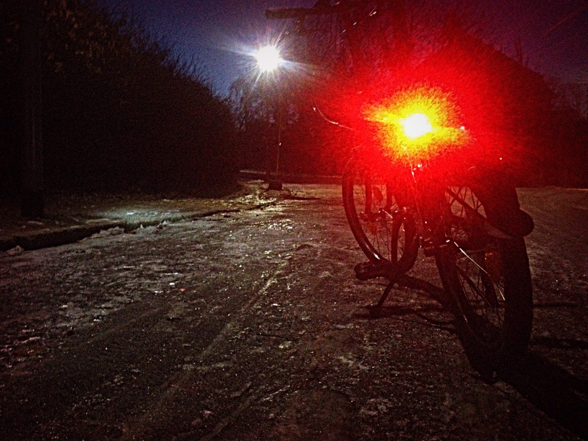 Vereiste Fahrbahn am Schlossgarten in Schwerin, davor ein Fahrrad.