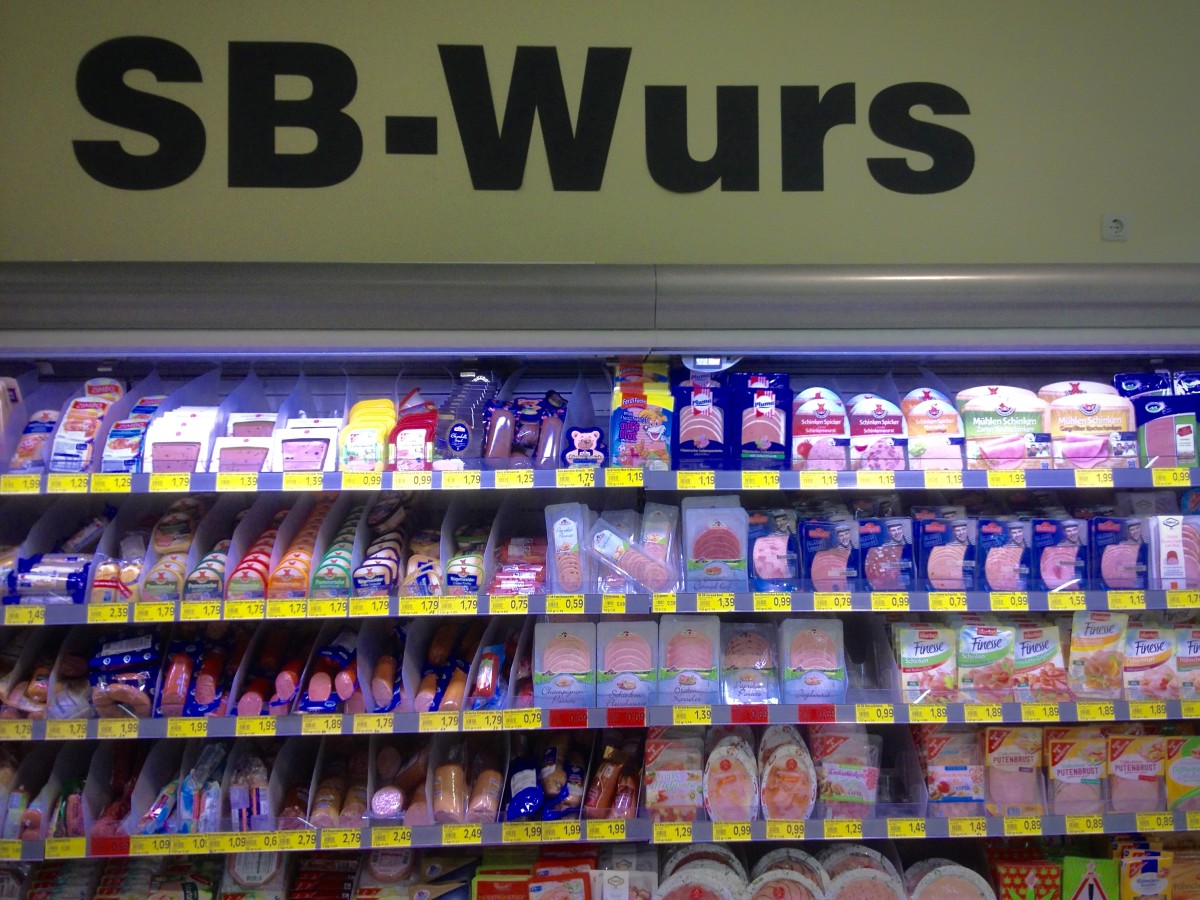 Supermarkt-Regal, bei der Beschriftung fehlt ein Buchstabe t am Ende von Wurst.