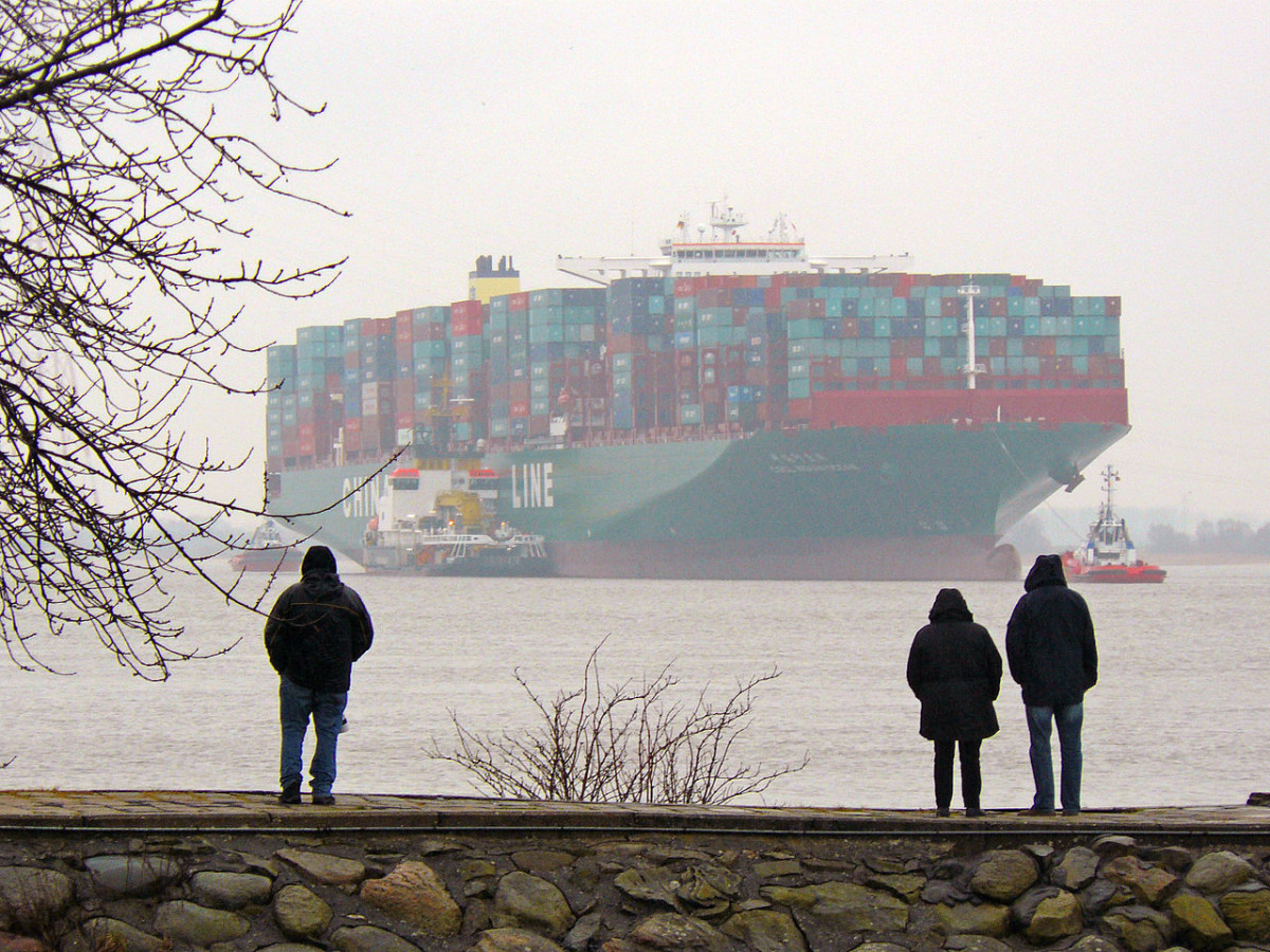 Havarie der CSCL Indian Ocean auf der Unterelbe bei Lühesand am 3. Februar 2016 (Foto vom 5. 2. 2016); Blick vom Lühe-Anleger. (By Lämpel (Own work) [CC BY-SA 3.0 (http://creativecommons.org/licenses/by-sa/3.0)], via Wikimedia Commons)