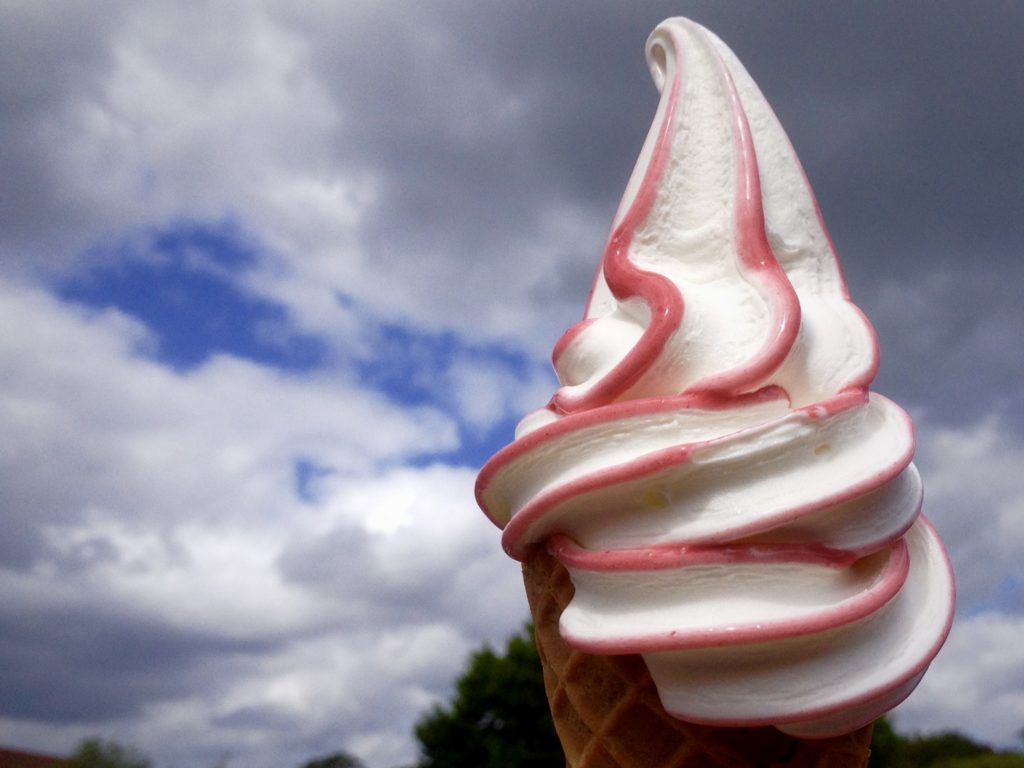 helles Softeis mit Waldbeeren-Topping