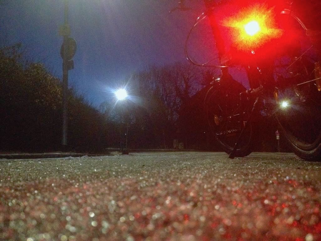 Fahrradrücklicht leuchtet auf einsamer Straße