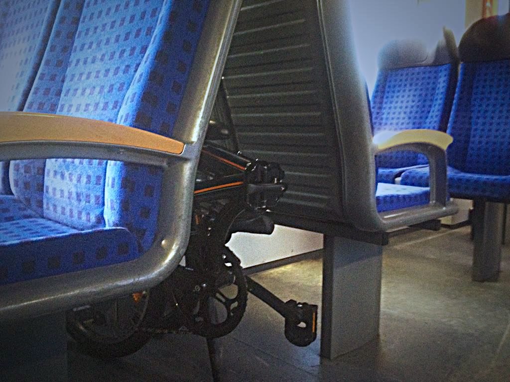 Faltrad zwischen zwei Sitzreihen im Zug.