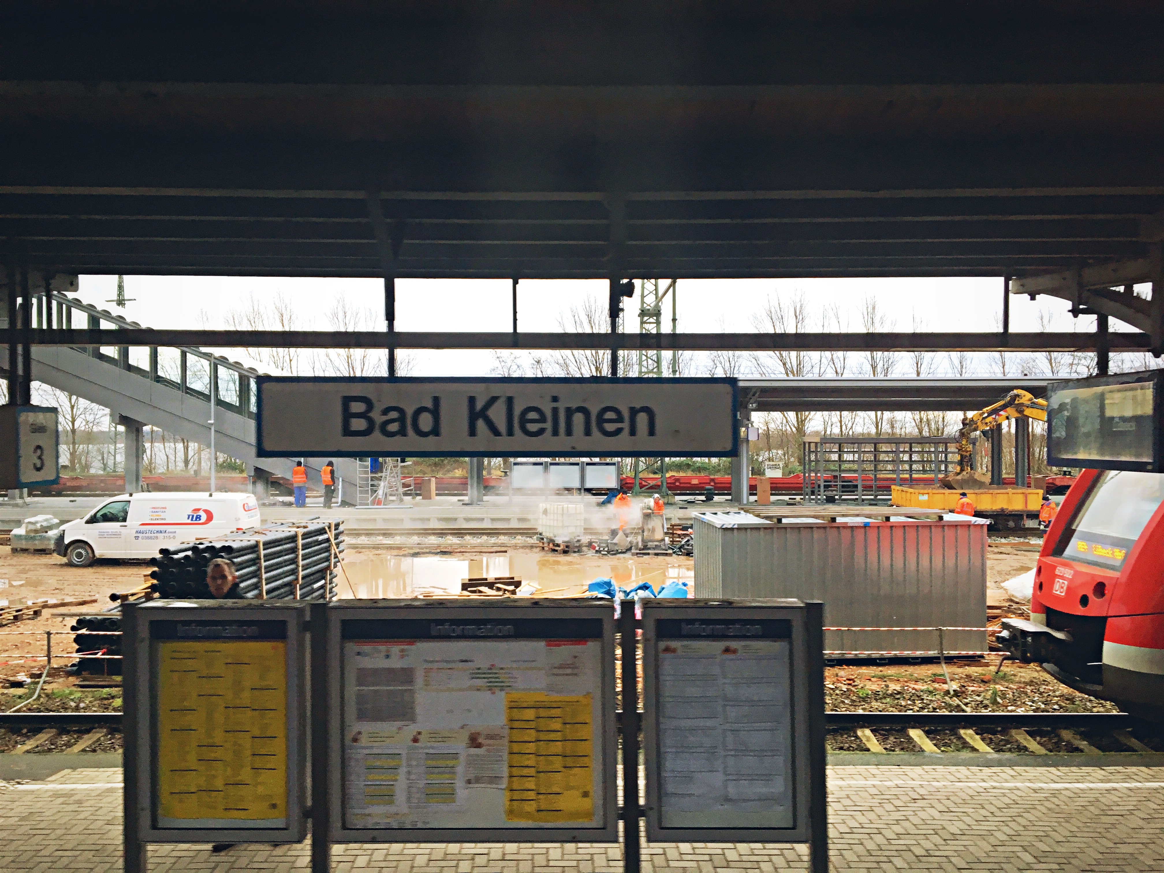 Baugeräte und Baustelle am Bahnhof Bad Kleinen