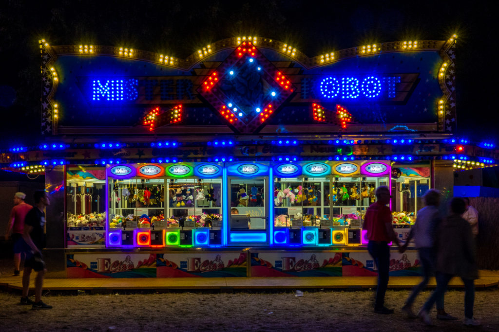 Ein bunt beleuchtetes Automaten-Glückspiel auf dem Rummel