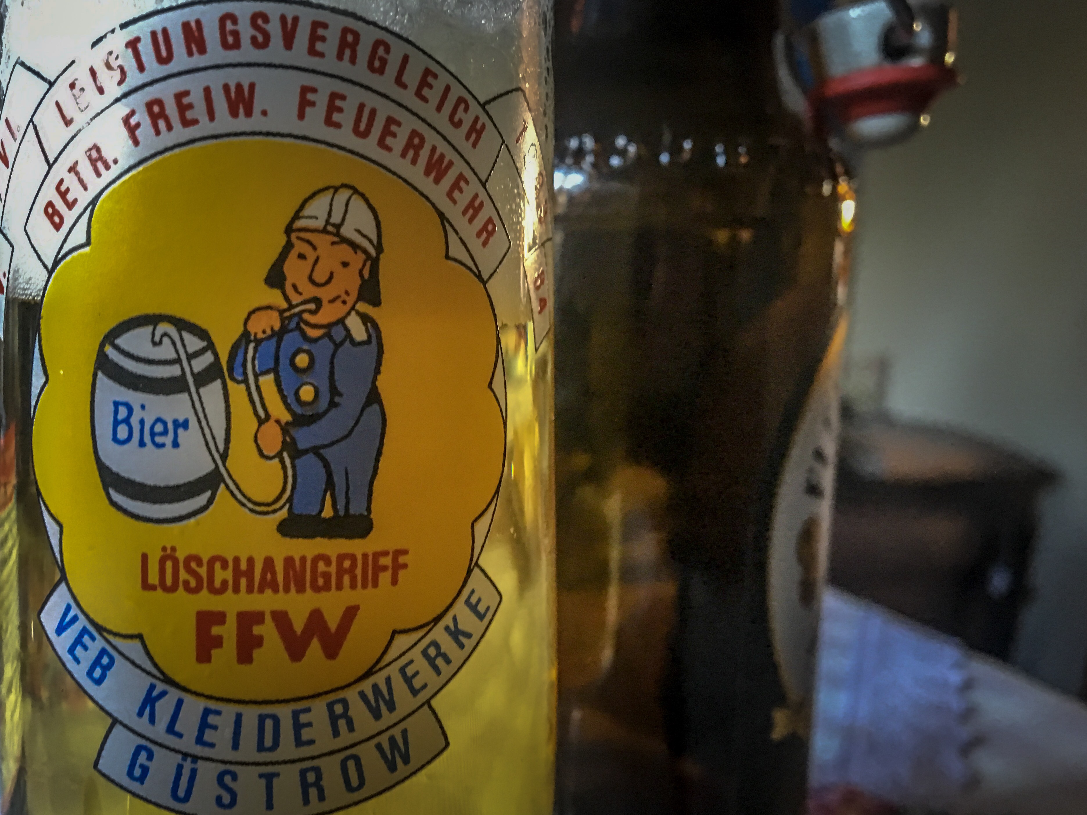 Bierglas anlässlich Feuerwehrwttkamof in Güstrow mit Feuerwehrmännchen, das direkt aus einem Bierfass trinkt