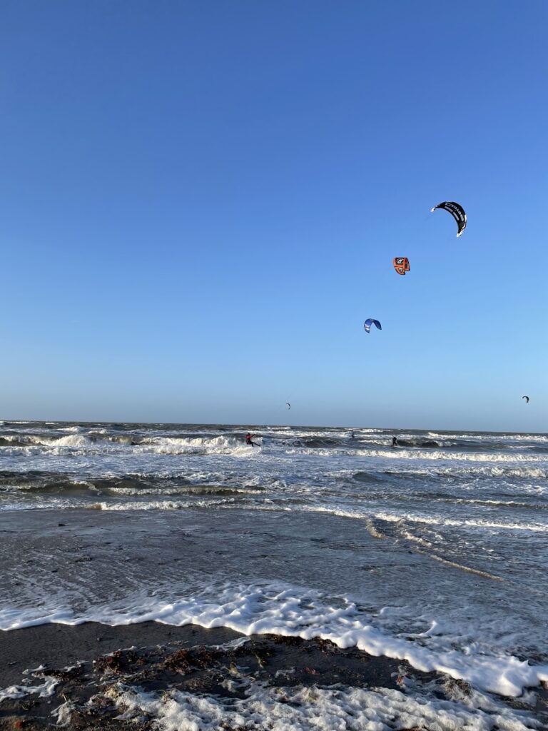 Kite-Drachen über dem Strand von Warnemünde