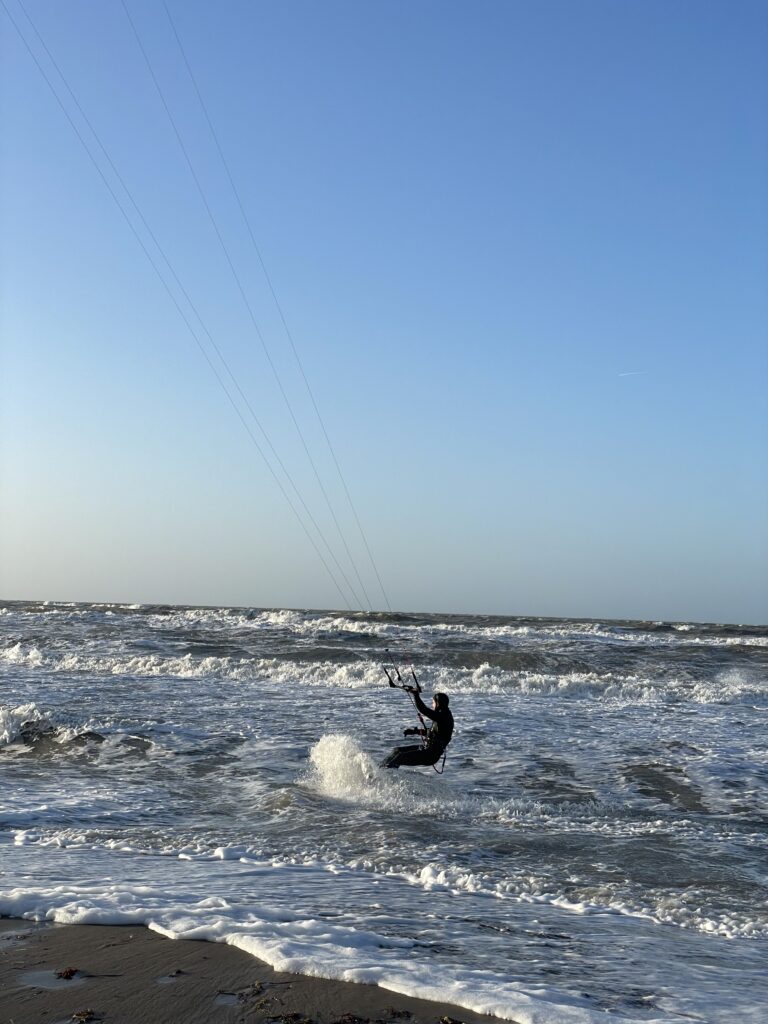 Kitesurfer in der Brandung vor Warnemünde