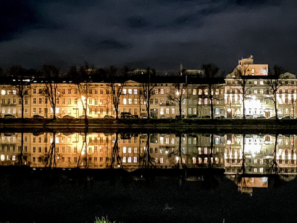 Fassaden spiegeln sich im Wasser des Pfaffenteichs in Schwerin
